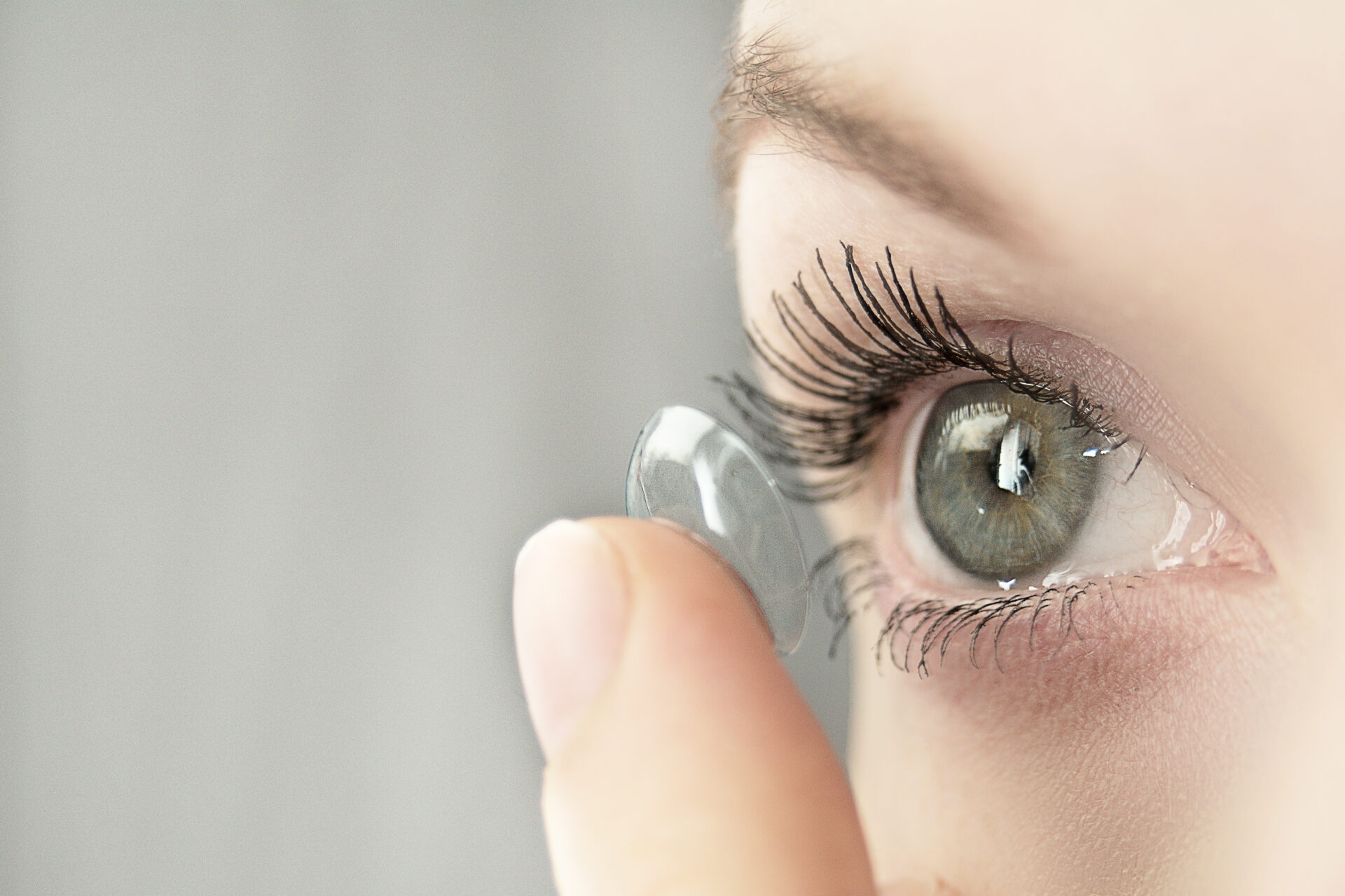 iSight-Optometry-Kelowna-Optometrists-how-to-take-care-of-contact-lens